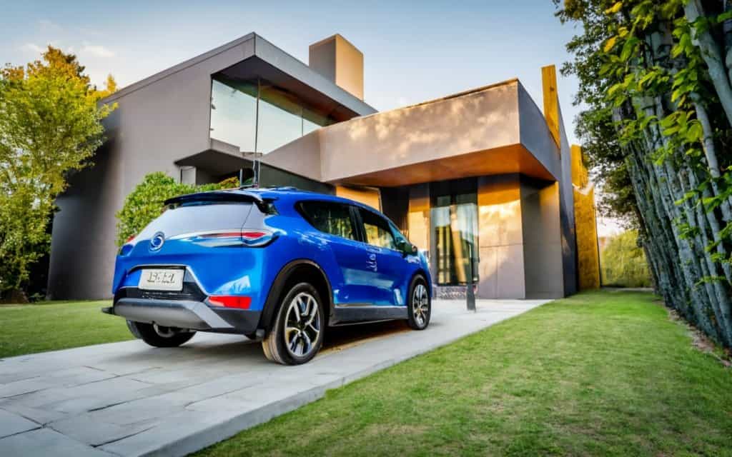 Een elektrische auto staat voor het huis geparkeerd