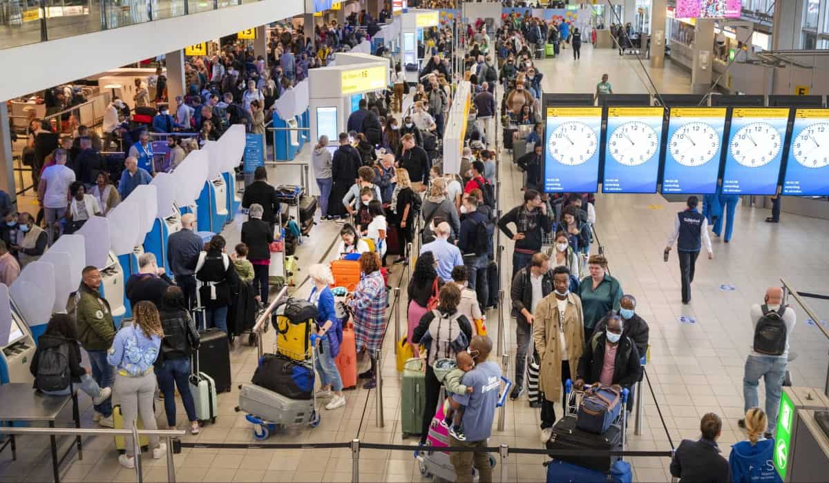 Drukte op Schiphol: Wat je kunt verwachten en hoe je het vermijdt