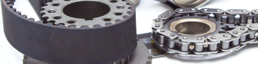 Links: een distributieriem van rubber met tanding. Rechts: een distributieketting van metaal. Beide vervullen dezelfde functie, maar vragen om een andere aanpak bij onderhoud. AUTODOC